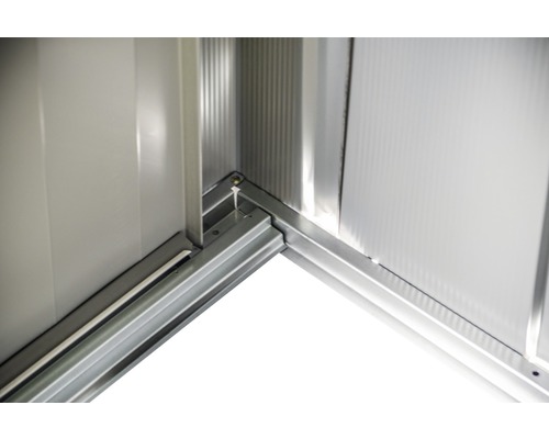 Detailopname van de hoekverbinding van een metalen tuinhuisconstructie