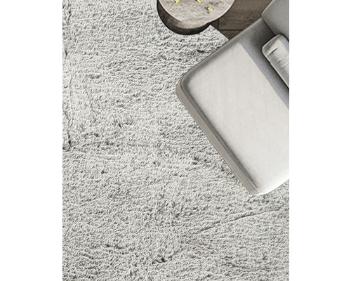 Gedetailleerd overzicht van een woonkamer met een zacht tapijt, een bank en een klein tafeltje