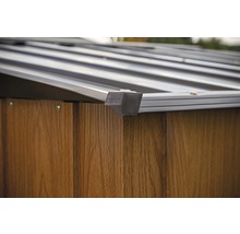 Detailopname van een tuinhuis met houten wand en metalen dak