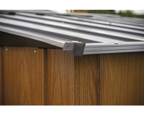 Detailopname van een tuinhuis met houten wand en metalen dak