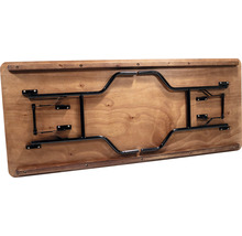 Onderkant van een houten tafel met zwart metalen frame