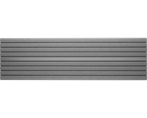 Grijze gevelbekleding met horizontale groefstructuur