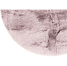 Detail van een rond, harig tapijt