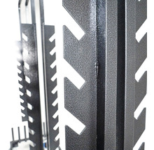 Detailopname van een metalen rek met uitsparingen