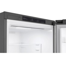 Interieur van een koelkast met temperatuurweergave en Linear Compressor logo