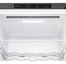 Interieur van een koelkast met temperatuurweergave en flessenrek