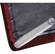 Detailopname van een stoel met stoffen bekleding en metalen poten