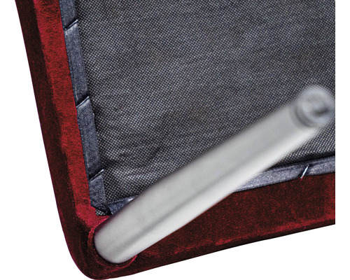 Detailopname van een stoel met stoffen bekleding en metalen poten