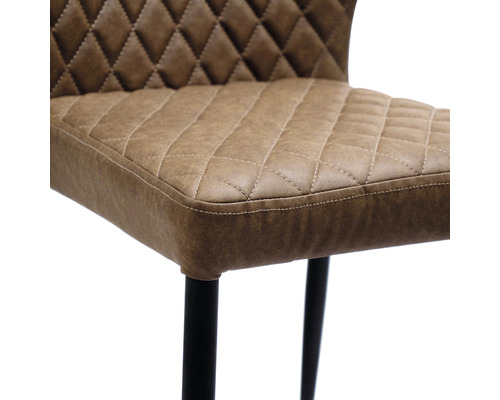 Gedetailleerd aanzicht van een stoel met een bruine, gewatteerde bekleding en zwarte poten