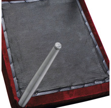 Detailopname van een meubelstuk met stoffen bekleding en metalen poten