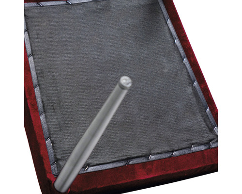 Detailopname van een meubelstuk met stoffen bekleding en metalen poten