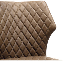 Gedetailleerde weergave van een bruine stoel met ruitpatroon en stiksels