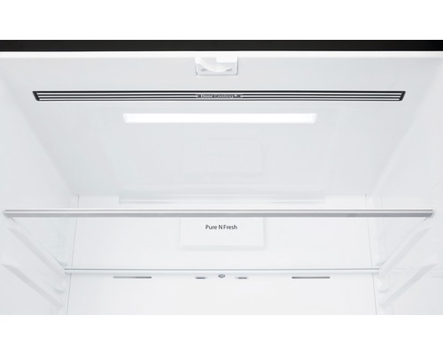 Interieur van een koelkast met glazen legplanken en luchtcirculatiesysteem