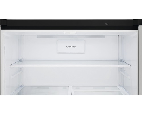 Interieur van een koelkast met glazen leggers en Pure N Fresh functie