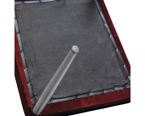 Detailaanzicht van een stoel met een rode fluwelen bekleding en een metalen poot