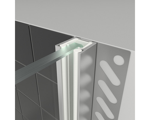 Gedetailleerde opname van een douchecabineprofielinstallatie met tegels en afdichting