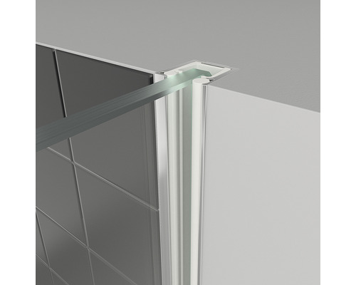 Detailopname van een douchecabine met glazen wand en afdichtprofiel