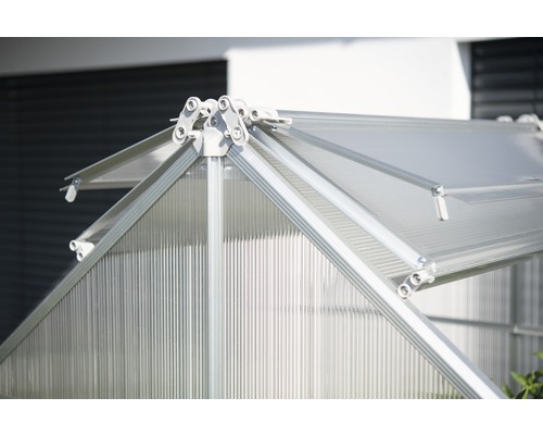 Detailaanzicht van een kas met aluminium frame en transparante beglazing