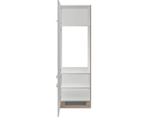 Keukenkast met open planken en een deur