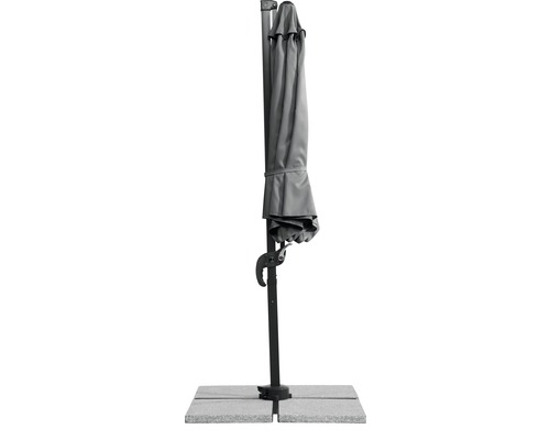 Gesloten zweefparasol met voetplaat voor de tuin.