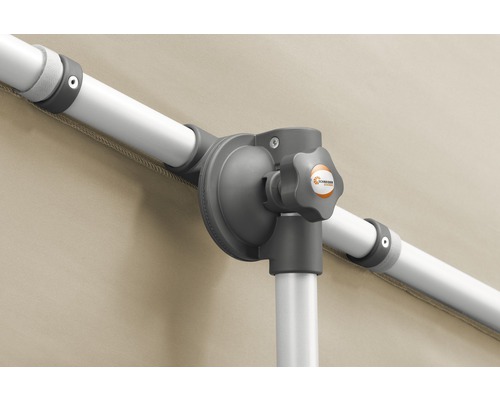 Detailweergave van een parasolhouder met Schneider Schirme-logo