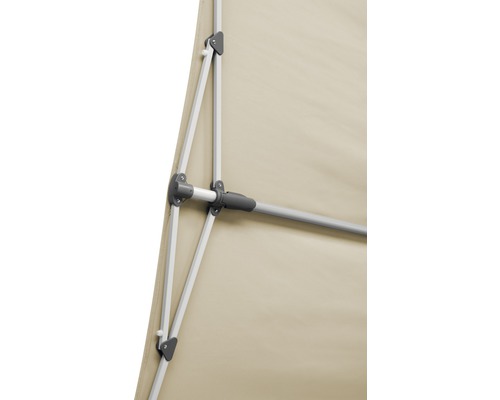 Detailopname van een parasol met metalen frame en stoffen bekleding
