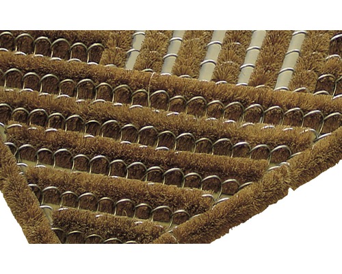 Detail van een deurmat met borstelstructuur en metalen rand