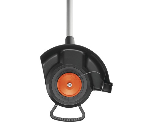 Detailopname van een grastrimmer met beschermkap en snijdraad