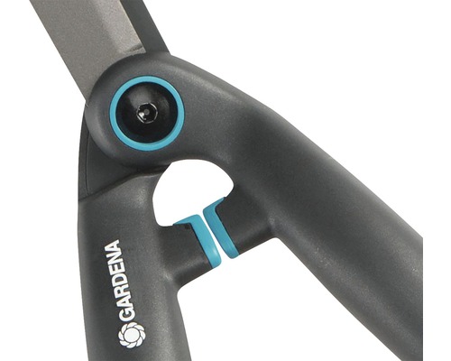Detailopname van een heggenschaar met Gardena logo
