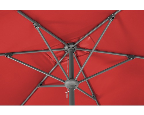 Onderaanzicht van een rode parasol met metalen frame