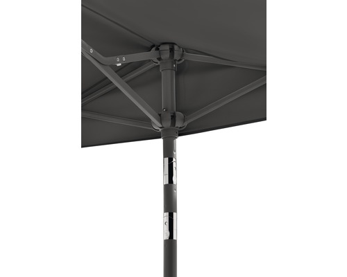 Gedetailleerde weergave van een parasol met baleinen en mast