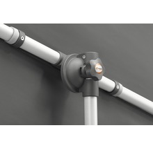 Detailopname van een parasolhouder met stelschroef en Schneider Schirme logo