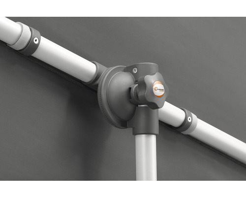 Detailopname van een parasolhouder met stelschroef en Schneider Schirme logo