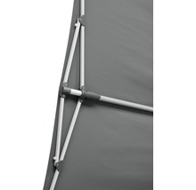 Detailopname van een parasol met frame en stoffen bekleding