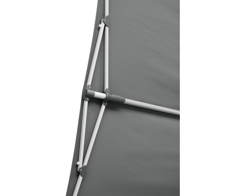 Detailopname van een parasol met frame en stoffen bekleding