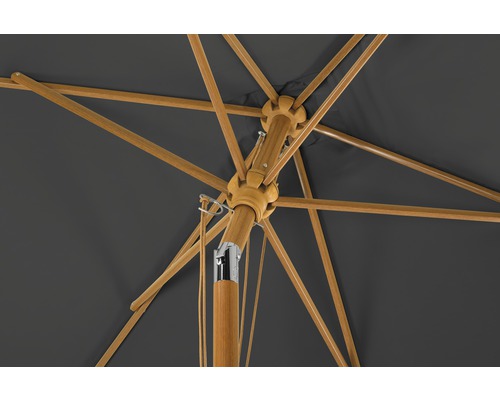 Detailopname van een parasol met houten frame en grijze bekleding.