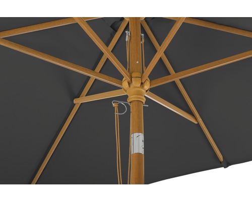 Detailaanzicht van de onderkant van een parasol met houten frame en grijze bekleding