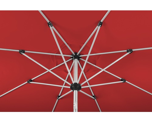 Onderkant van een rode parasol met metalen frame