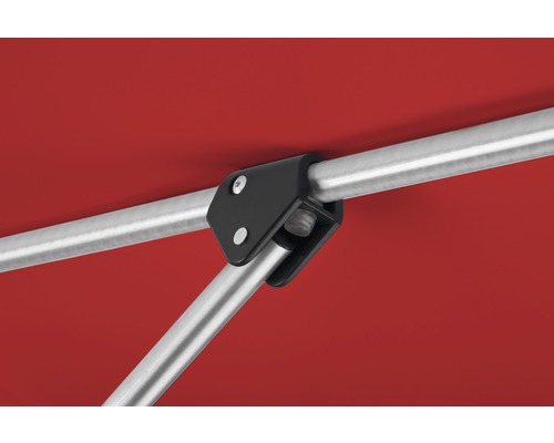 Detailopname van een paviljoen met metalen frame en verbindingsstuk