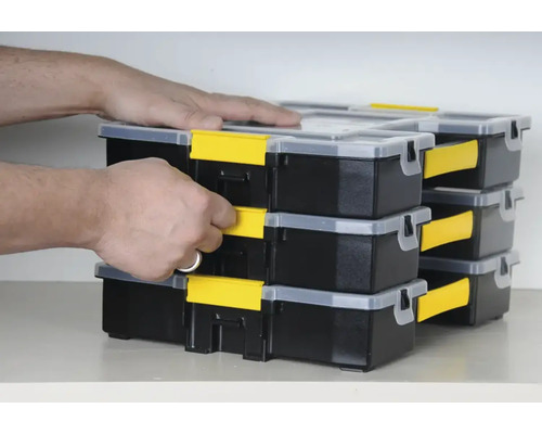 Stapel zwarte opbergdozen met gele sluitingen in een rek.
