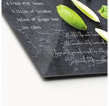 Recept voor een cocktail op een donkere stenen plaat met ingrediënten.