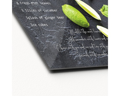 Recept voor een cocktail op een donkere stenen plaat met ingrediënten.