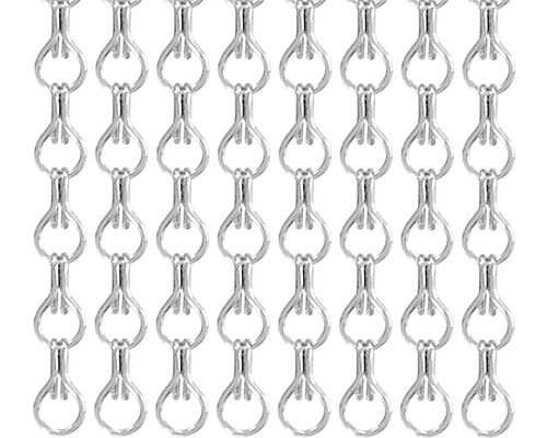 Detailopname van een zilverkleurig kettinggordijn.