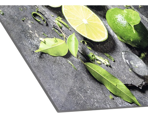 Decoratieve plaat met limoenen, bladeren en waterdruppels