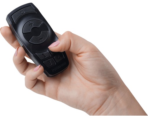 Een hand houdt een zwarte Paulmann afstandsbediening vast met knoppen voor aan- en uitzetten, volume en geheugenplaatsen.