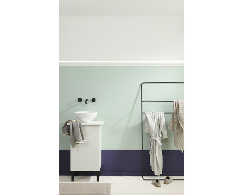 Moderne badkamer met wastafel, handdoekenrek en badjas