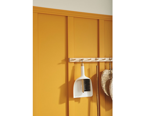 Wandpanelen met kapstok, stoffer en blik en bezem