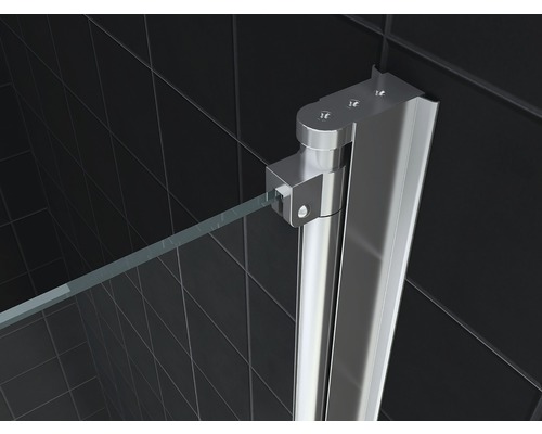 Detailopname van een douchecabinedeur met metalen beslag en glas