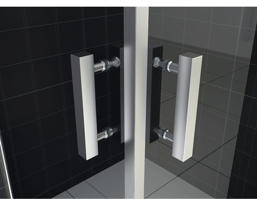 Detailopname van douchecabinedeurgrepen