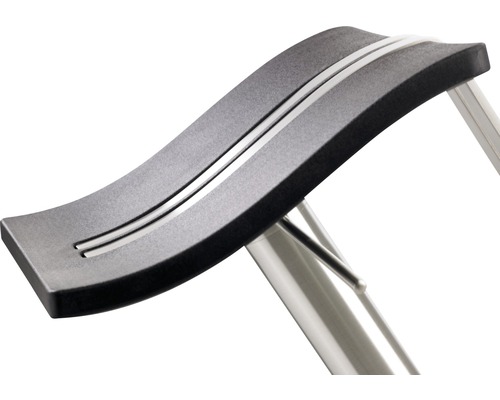 Detailopname van een douchezitting met roestvrijstalen frame